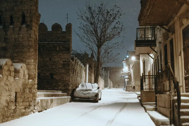 Qara bürünən Bakı küçələri...