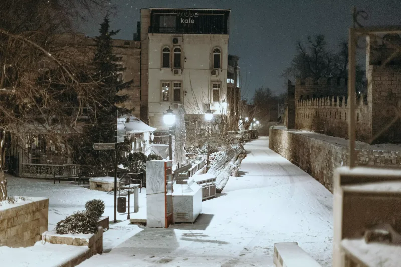 Qara bürünən Bakı küçələri...