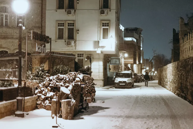 Qara bürünən Bakı küçələri...