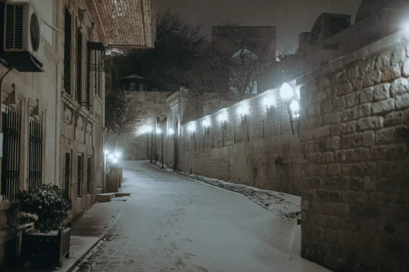 Qara bürünən Bakı küçələri...