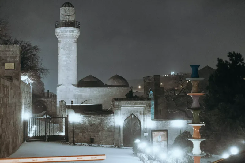 Qara bürünən Bakı küçələri...