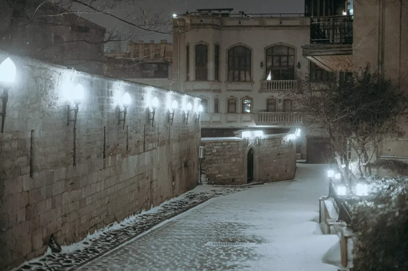 Qara bürünən Bakı küçələri...