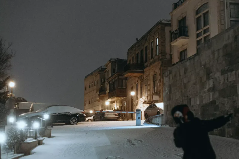 Qara bürünən Bakı küçələri...