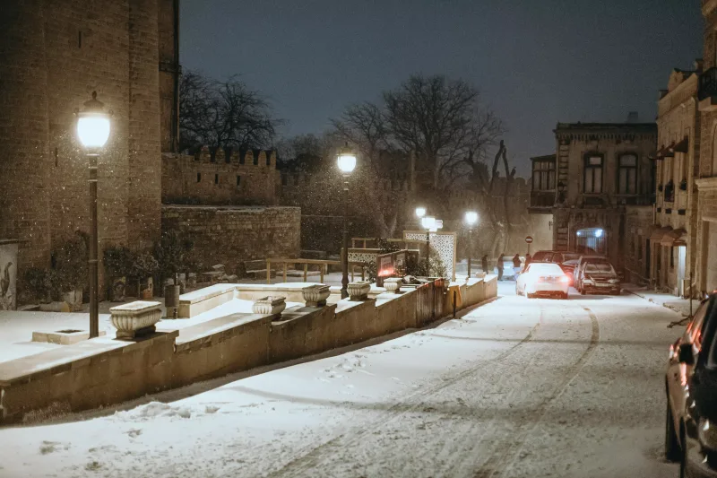 Qara bürünən Bakı küçələri...