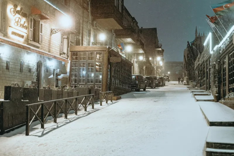 Qara bürünən Bakı küçələri...