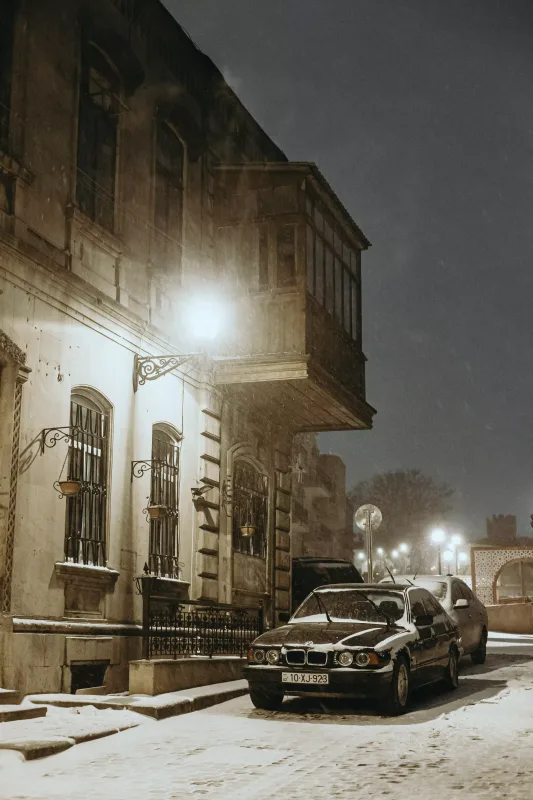 Qara bürünən Bakı küçələri...