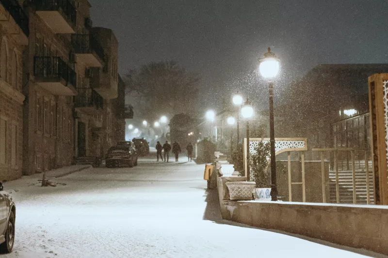 Qara bürünən Bakı küçələri...