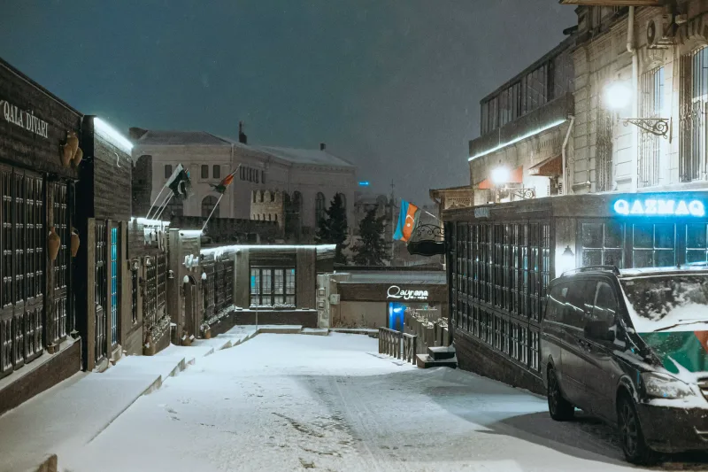 Qara bürünən Bakı küçələri...