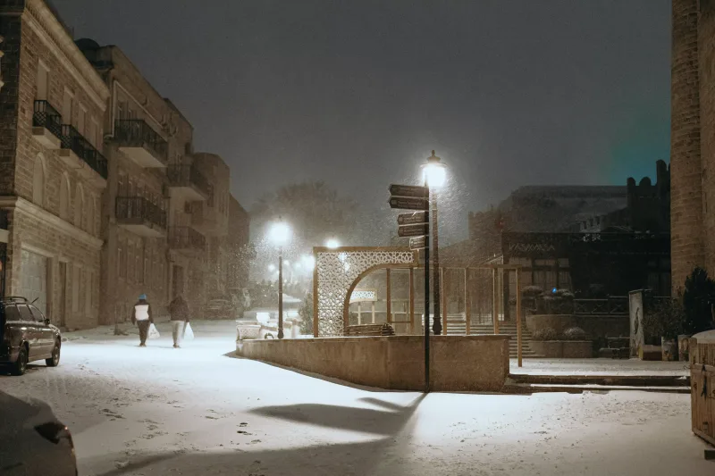 Qara bürünən Bakı küçələri...