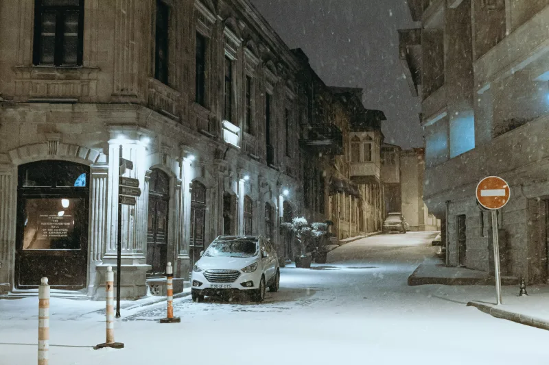 Qara bürünən Bakı küçələri...