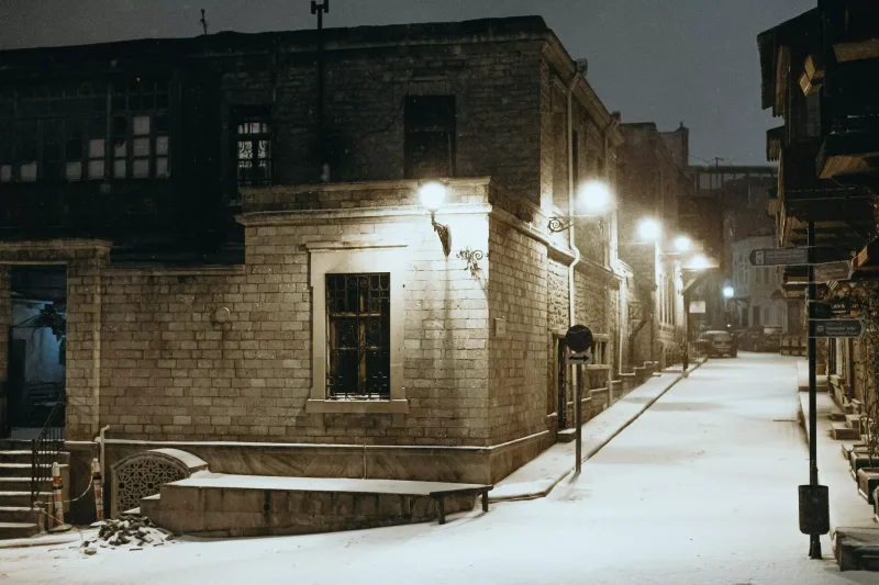 Qara bürünən Bakı küçələri...