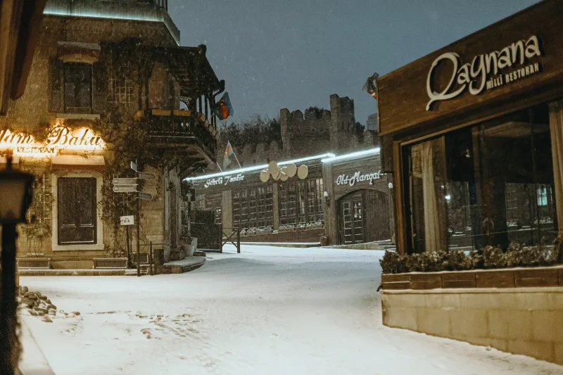 Qara bürünən Bakı küçələri...