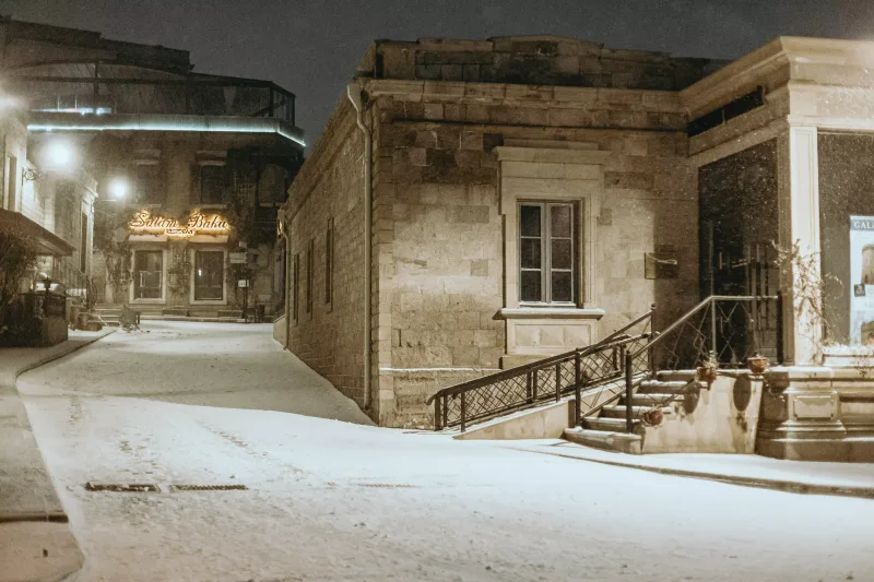 Qara bürünən Bakı küçələri...