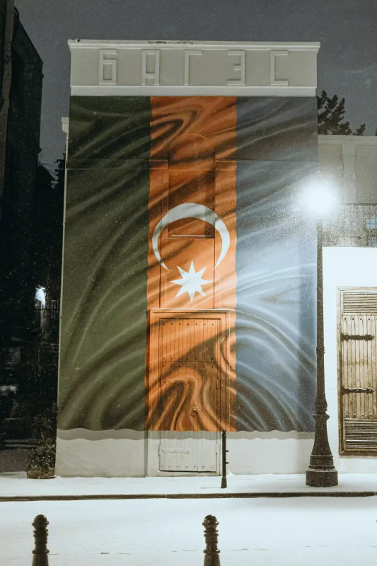 Qara bürünən Bakı küçələri...