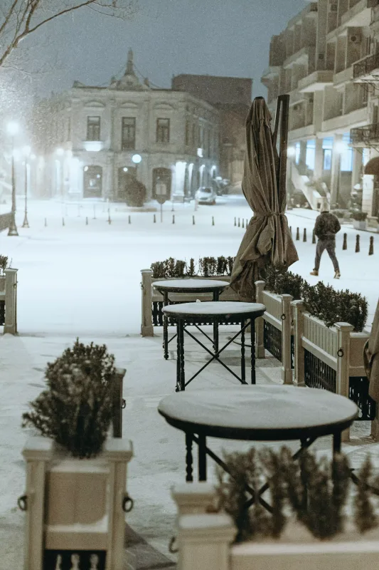 Qara bürünən Bakı küçələri...