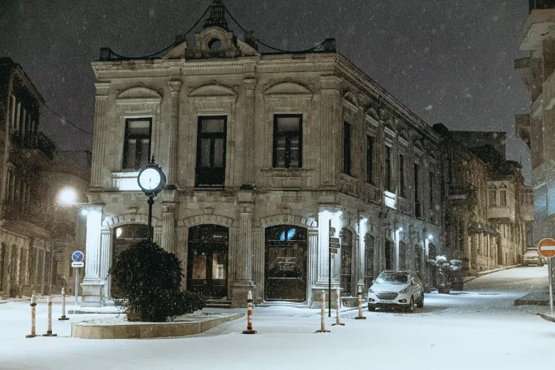 Qara bürünən Bakı küçələri...