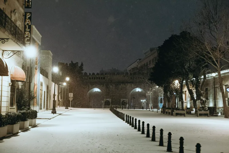 Qara bürünən Bakı küçələri...