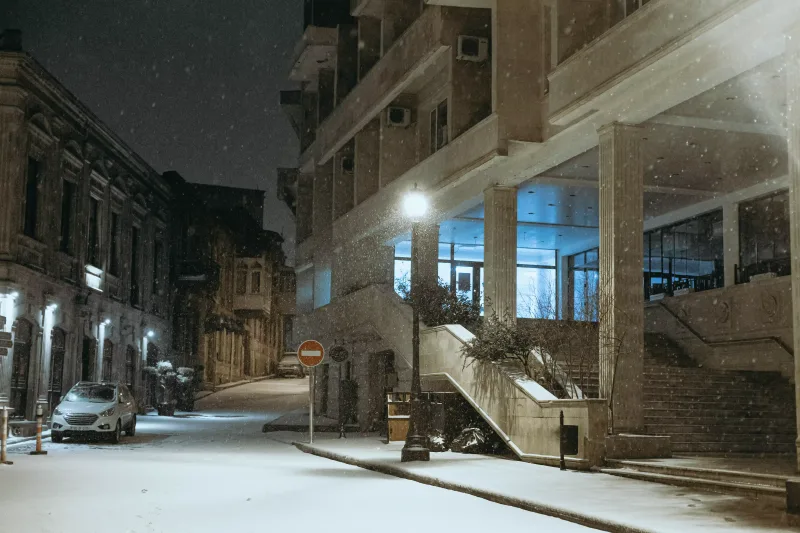 Qara bürünən Bakı küçələri...