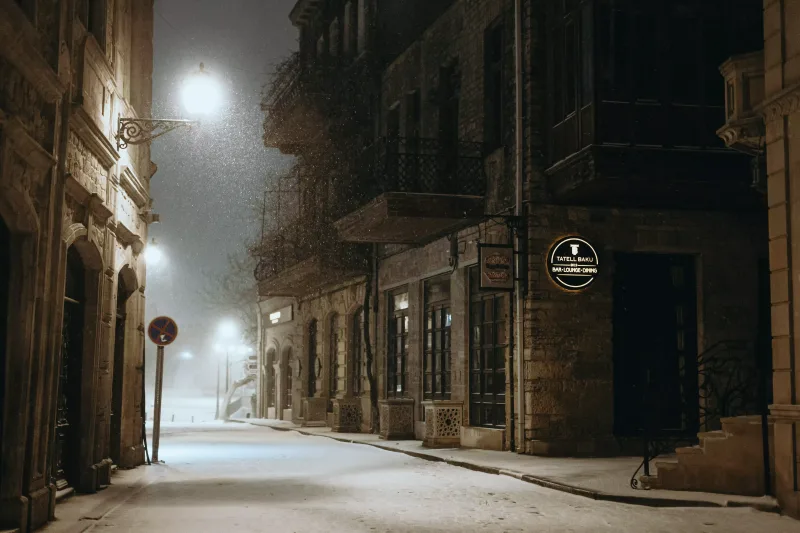 Qara bürünən Bakı küçələri...
