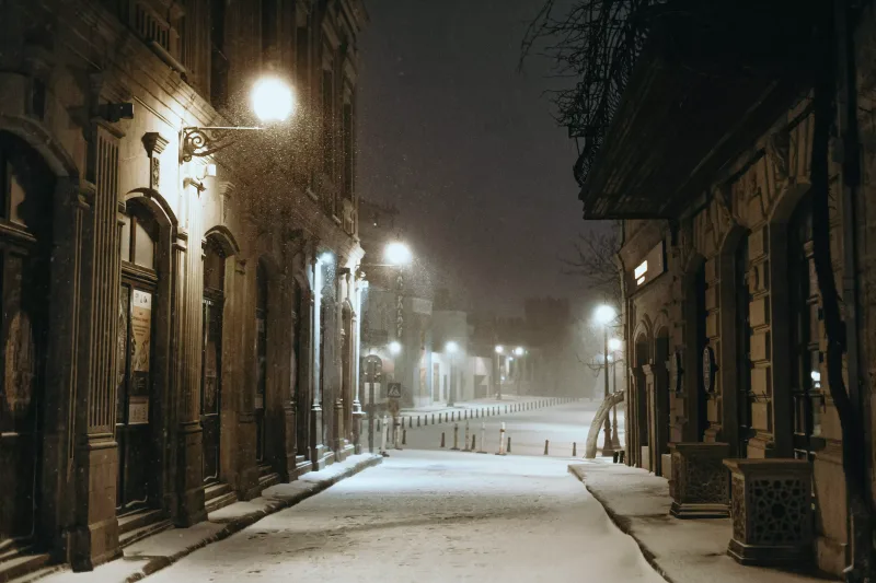 Qara bürünən Bakı küçələri...