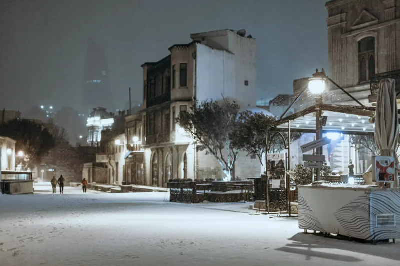 Qara bürünən Bakı küçələri...