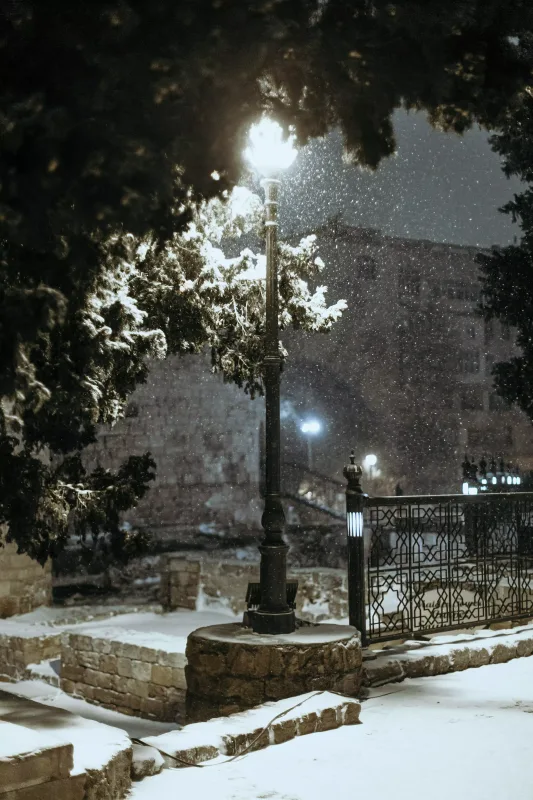 Qara bürünən Bakı küçələri...