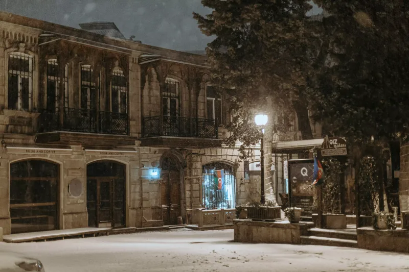 Qara bürünən Bakı küçələri...