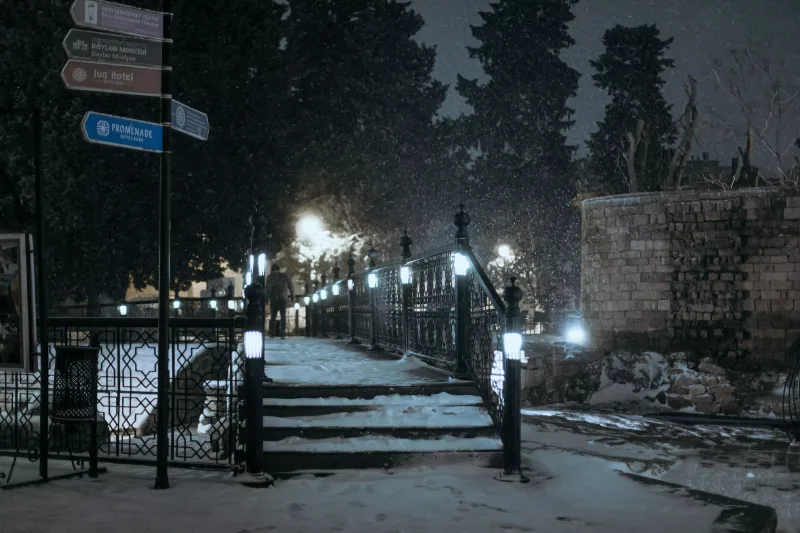 Qara bürünən Bakı küçələri...