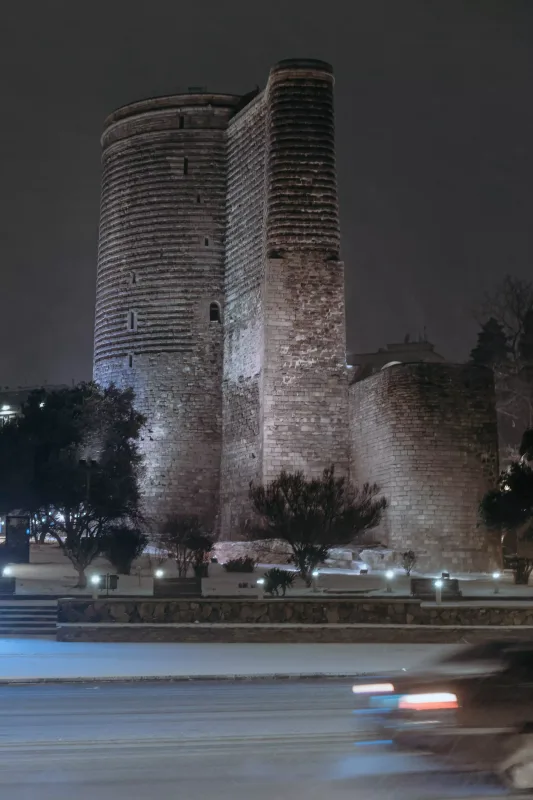 Qara bürünən Bakı küçələri...