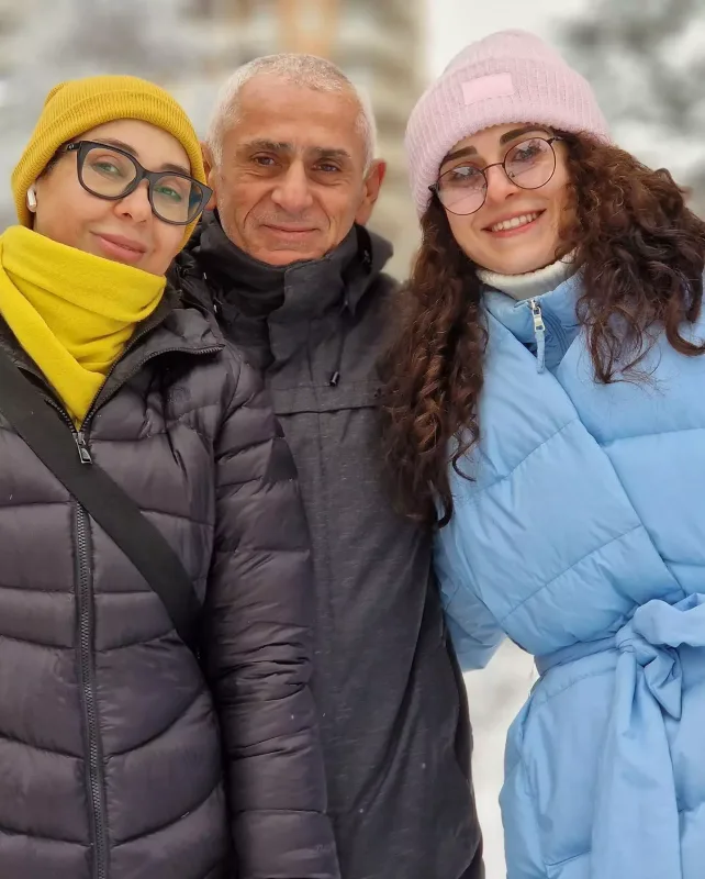 Gülzar Qurbanova ailəsi ilə...