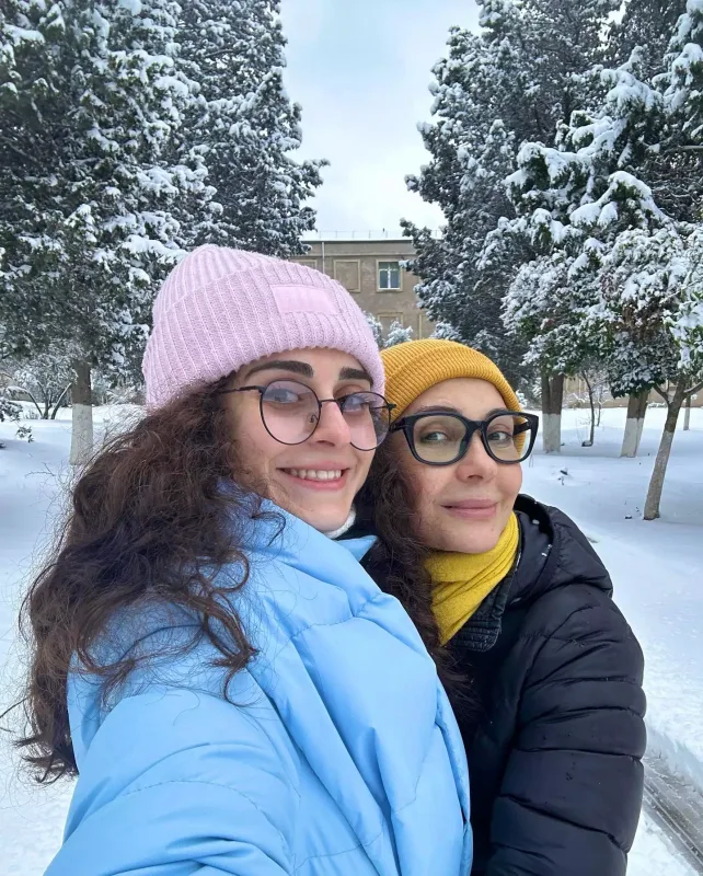 Gülzar Qurbanova ailəsi ilə...