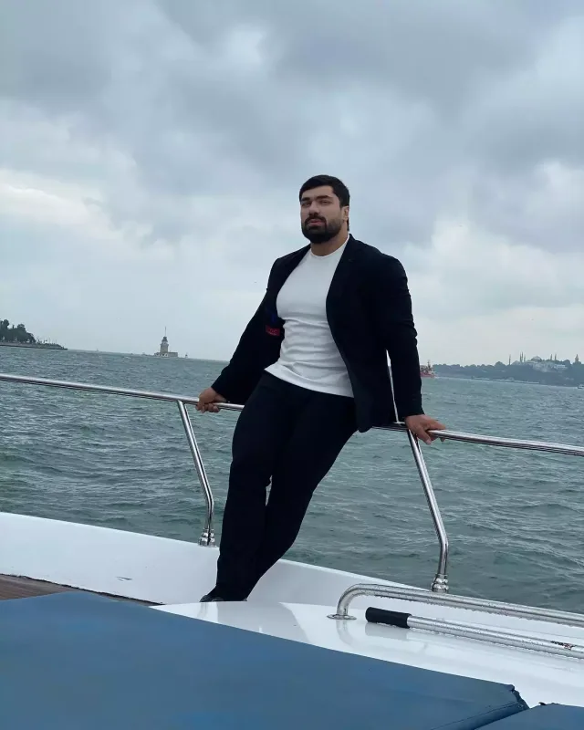 Onun da səhifəsi qırılmışdı, amma...