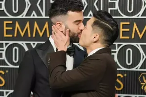 Qırmızı xalıda eşqə gəldi!