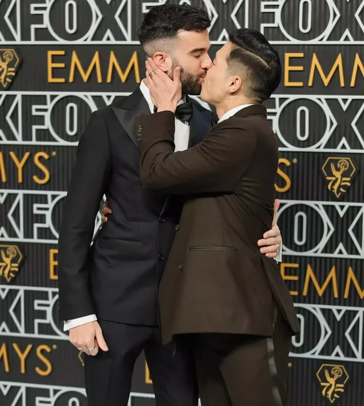 Qırmızı xalıda eşqə gəldi!