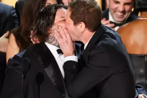 Səhnədə öpüşdülər