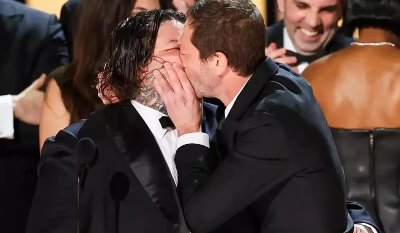 Səhnədə öpüşdülər