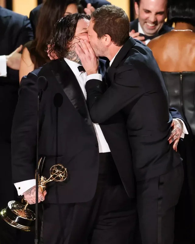 Səhnədə öpüşdülər