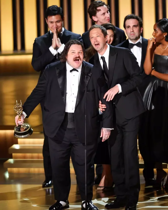 Səhnədə öpüşdülər