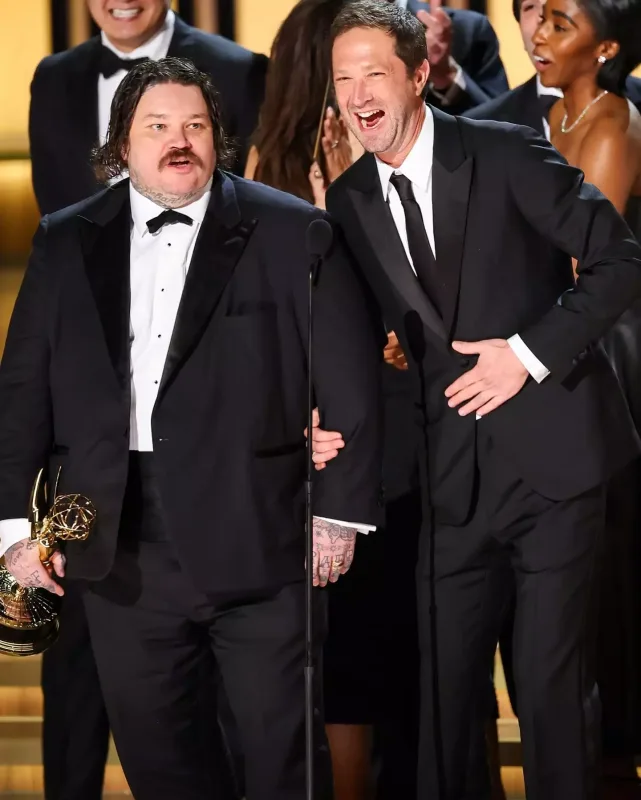 Səhnədə öpüşdülər