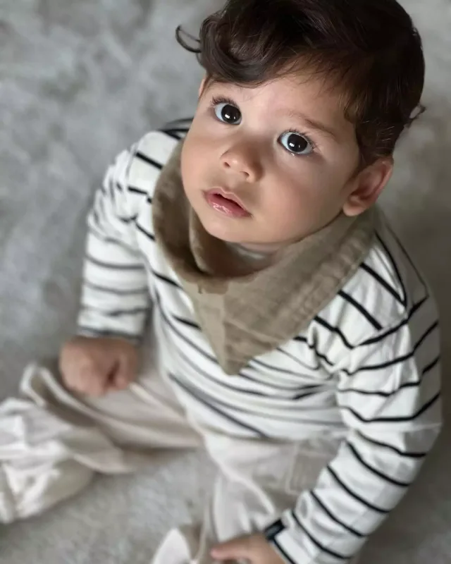 İlk dəfə kiçik oğlunu paylaşdı