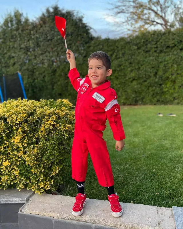 İlk dəfə kiçik oğlunu paylaşdı