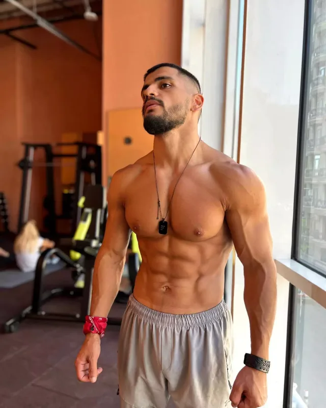 Onun şəkli ilə azərbaycanlı qızları aldadırlar