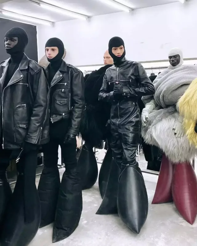 Modelyerin evində qəribə dəfilə...