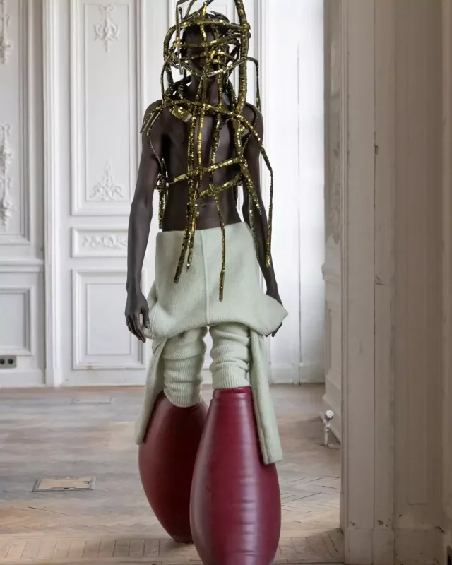 Modelyerin evində qəribə dəfilə...