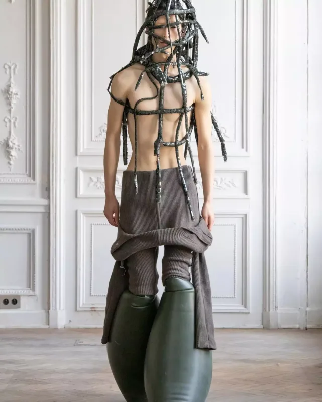 Modelyerin evində qəribə dəfilə...