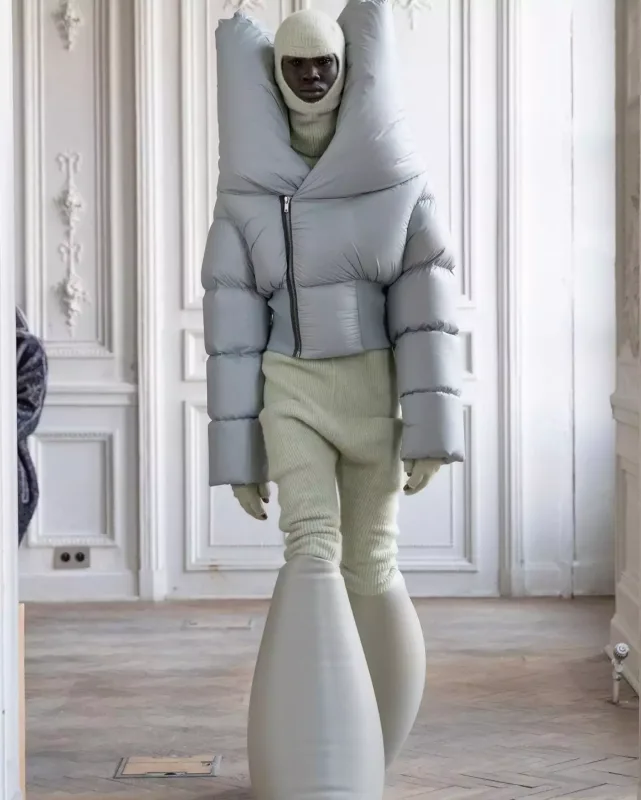 Modelyerin evində qəribə dəfilə...