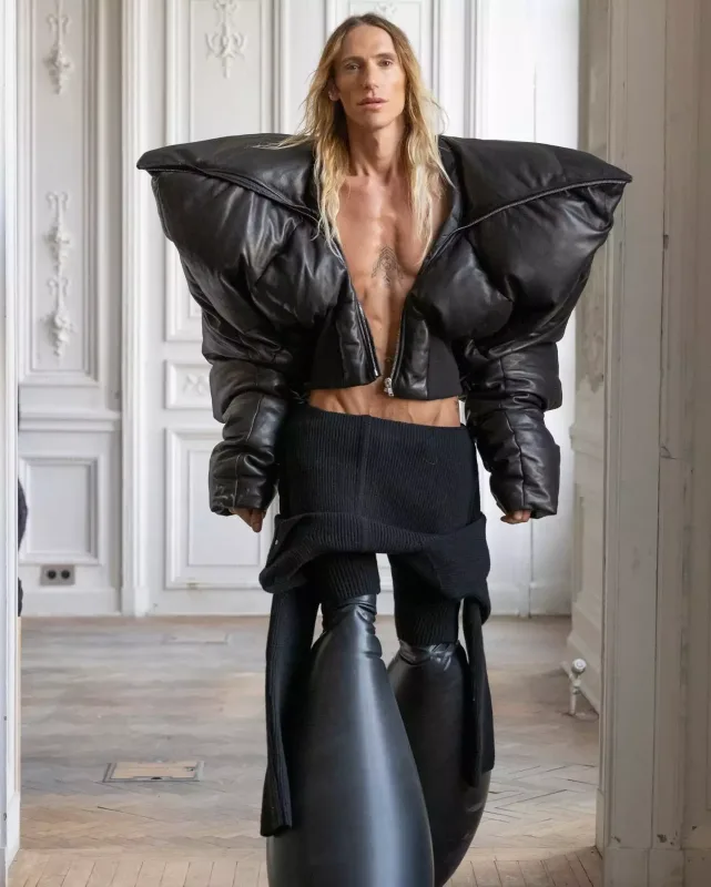 Modelyerin evində qəribə dəfilə...