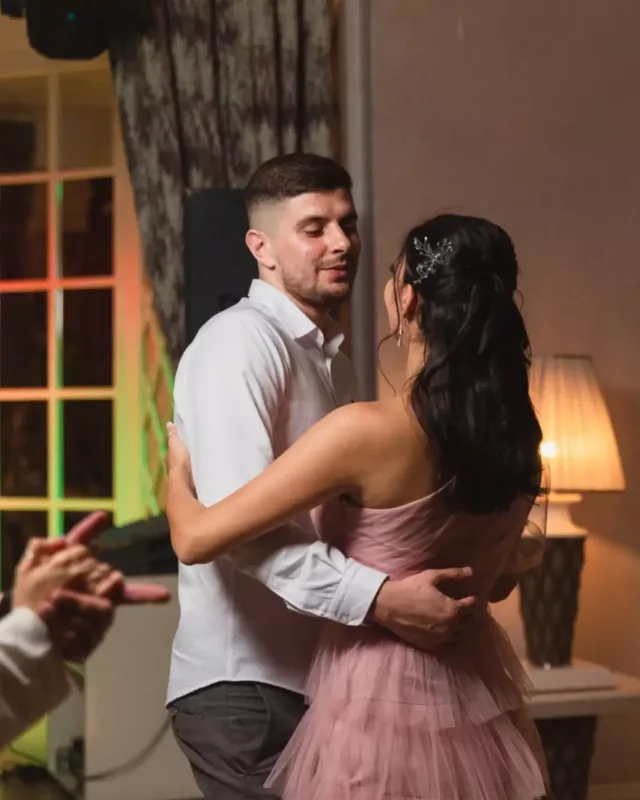 Futbolçu ilə evlənən aparıcı ana olacaq