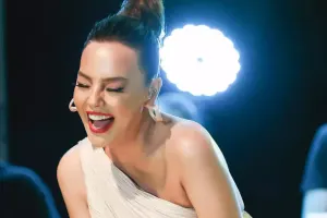 Ebrunun mahnılarında Azərbaycanca alt yazı!