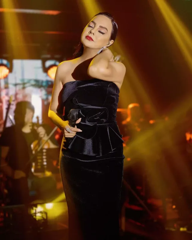 Ebrunun mahnılarında Azərbaycanca alt yazı!